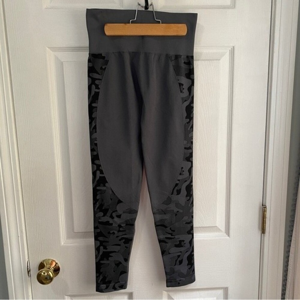 Zyia Active Seamless Performance High Rise Legging Gray Camo Printed - size S